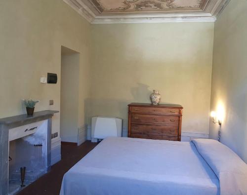 a bedroom with a bed and a dresser and a bed sidx sidx sidx sidx at Villa Ottocento in Campertogno