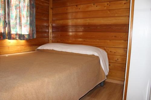Giường trong phòng chung tại Bungalows Peña Montañesa