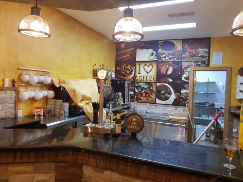 a bar in a restaurant with a counter top at Hostal Restaurante El Abuelo in Trobajo del Camino