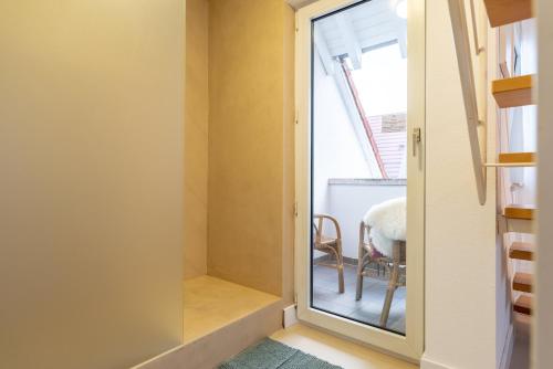 a glass door leading into a room with a table at Princess No3 Self Check-In Plochingen bei Stuttgart in Plochingen