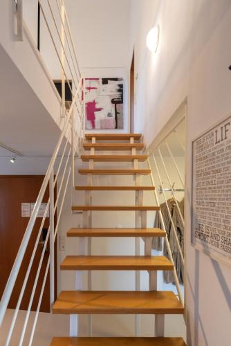 a staircase with wooden treads in a building at Princess No3 Self Check-In Plochingen bei Stuttgart in Plochingen