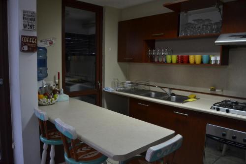 a kitchen with a table and a counter top at Departamento Maitencillo Costamai in Maitencillo