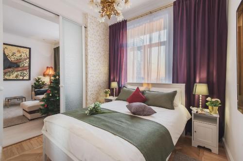 Postel nebo postele na pokoji v ubytování GMApartments 4 rooms with mansard on Tverskaya