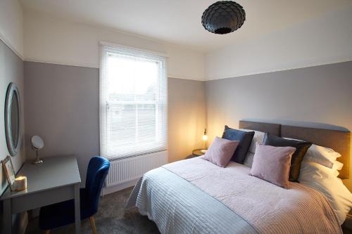 เตียงในห้องที่ Host & Stay - Windsor Cottage