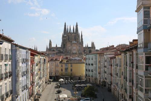 - une vue sur une ville avec des bâtiments et une cathédrale dans l'établissement Preciosa vivienda Vistas a la Catedral Parking incluido ATUAIRE, à Burgos
