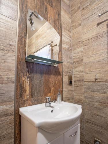 a bathroom with a sink and a mirror at DOMKI NA WIERCHU in Biały Dunajec
