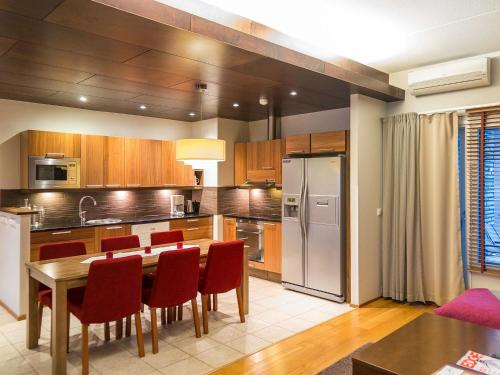 ターコブオリにあるHoliday Home Tahko spa standard suite white b 5 by Interhomeのキッチン(テーブル、椅子、冷蔵庫付)