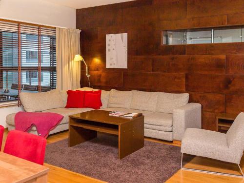 ターコブオリにあるHoliday Home Tahko spa standard suite white b 5 by Interhomeのリビングルーム(ソファ、テーブル付)