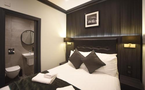 A bed or beds in a room at The Pack And Carriage London
