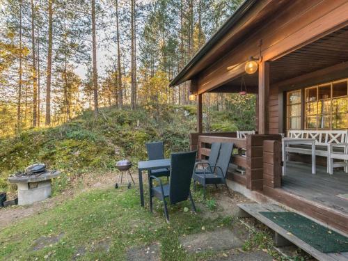cabina con mesa y sillas en la cubierta en Holiday Home Suvituuli by Interhome, en Vuoriniemi