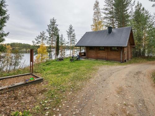 a log cabin on the side of a dirt road at Holiday Home Etelärinne by Interhome in Vuoriniemi