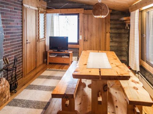 ユッラスヤルヴィにあるHoliday Home Kurtakko pekka by Interhomeのリビングルーム(木製テーブル、テレビ付)
