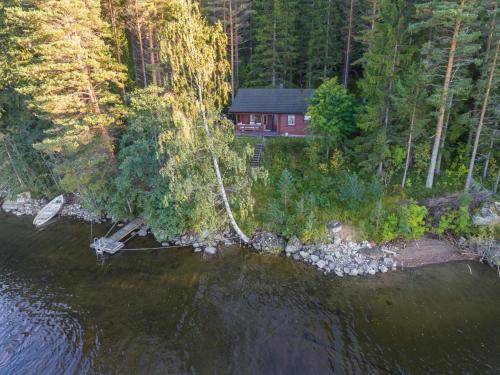 una vista aerea di una casa nel bosco vicino all'acqua di Holiday Home Illanvirkku by Interhome a Vuoriniemi