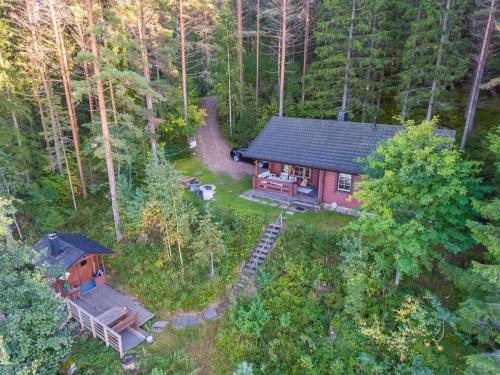 una vista aerea di una cabina nel bosco di Holiday Home Illanvirkku by Interhome a Vuoriniemi