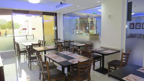 Um restaurante ou outro lugar para comer em Al Jawhara Metro Hotel