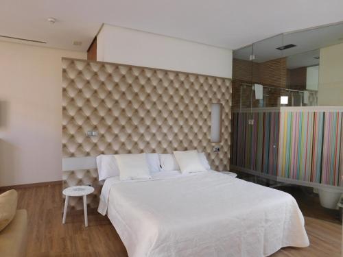 Un pat sau paturi într-o cameră la Hospedium Hotel Cañitas Maite Boutique