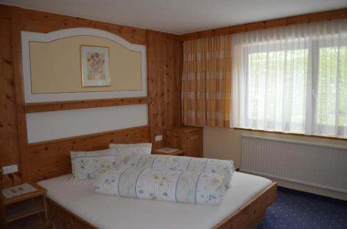 1 dormitorio con cama y ventana en Gästehaus Wieshof en Vent