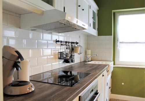 eine Küche mit Spüle und Herd oberen Backofen in der Unterkunft Friendly Home - Stadthaus in Bornheim