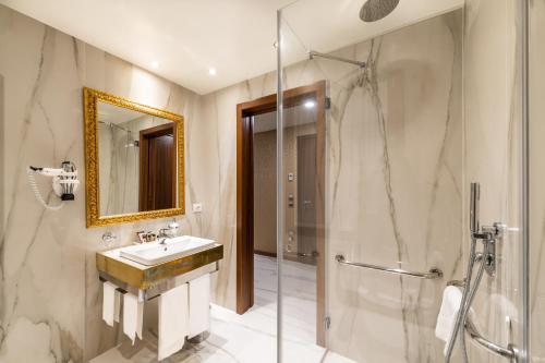 a bathroom with a sink and a shower at Palazzo San Lorenzo in Venice
