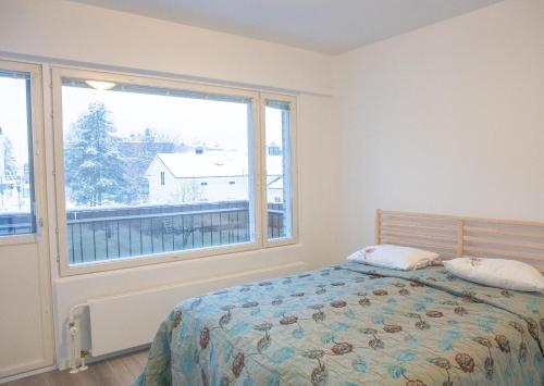 ロヴァニエミにあるRiverside Residencesのベッドルーム1室(ベッド1台、大きな窓付)