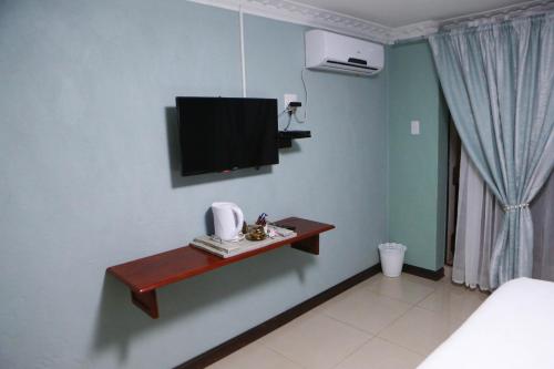 Televisyen dan/atau pusat hiburan di Gracious Lodge