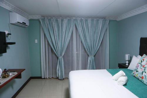 Televisyen dan/atau pusat hiburan di Gracious Lodge
