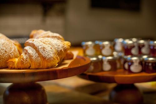 dos platos de croissants sentados en una mesa en The Stratford Townhouse, en Stratford-upon-Avon