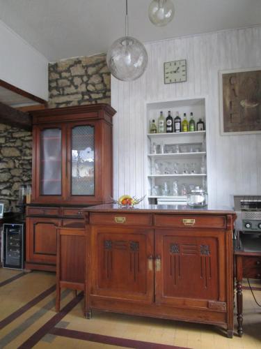 - une cuisine avec un grand îlot en bois dans l'établissement Les 4 Montagnes, à Villard-de-Lans