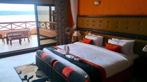 Milimani Beach Resort tesisinde bir odada yatak veya yataklar
