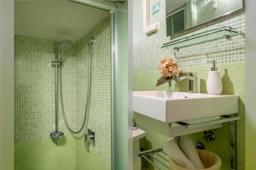 ein Bad mit einem Waschbecken und einer Dusche in der Unterkunft Navona White Apartment in Rom