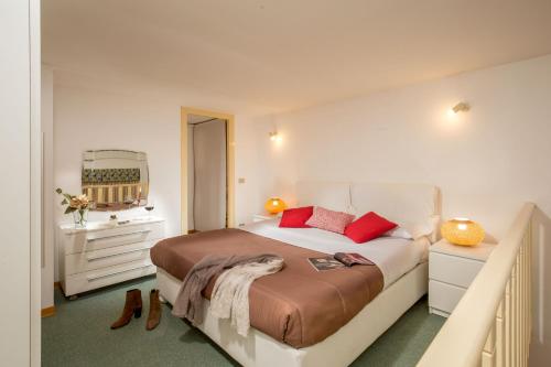 una camera da letto con un grande letto con cuscini rossi di Navona White Apartment a Roma