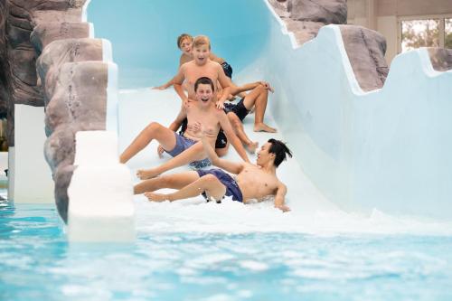 Bazén v ubytování Västervik Resort nebo v jeho okolí