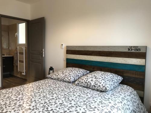 ein Schlafzimmer mit einem Bett mit zwei Kissen darauf in der Unterkunft Appartements Résidence Casa Toga in Galeria