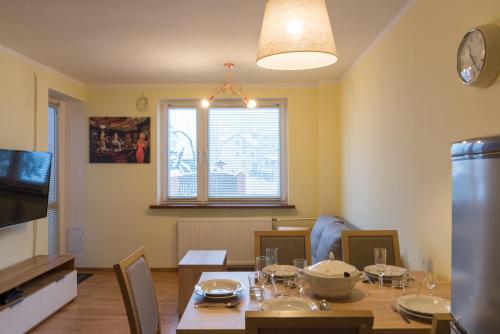 uma cozinha e sala de jantar com mesa e cadeiras em Apartament Na Urlop - Centrum - Przy Amfiteatrze - 500m do Basenów Wisła em Wisla