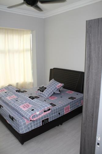 En eller flere senger på et rom på Family Friendly Homestay @ Teluk Kemang Ocean View Resort