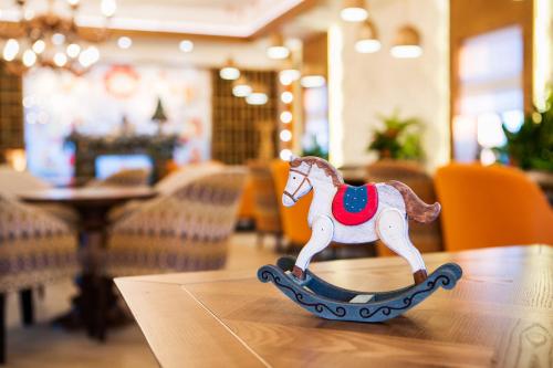 a toy horse on a table in a restaurant at Родичі in Zhashkiv