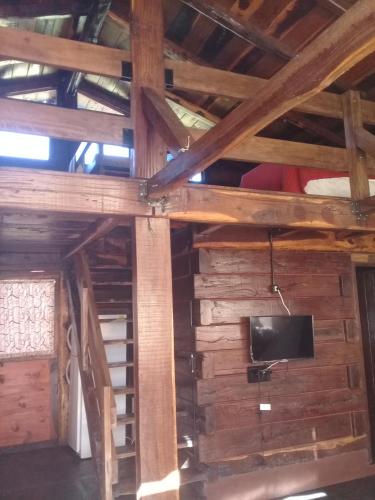 Televisyen dan/atau pusat hiburan di Cabañas Las Troncas