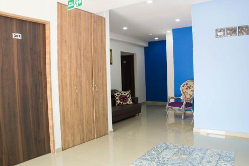 a living room with blue walls and a sliding door at Hotel Avanti Chipichape in Cali