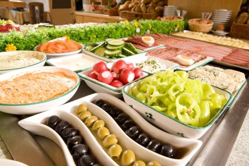 a buffet of different types of food on a table at Pension Drei-Mäderl-Haus in Unterlamm