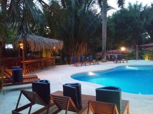 Esencia Hotel and Villas في شاطئ سانتا تيريزا: حمام سباحة في المنتجع