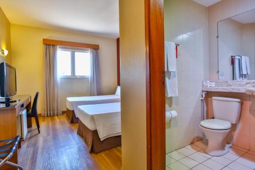 a small bathroom with a toilet and a sink at Nobile Inn Jundiaí in Jundiaí