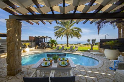 Bazén v ubytování Protaras El Greco Seafront Villa, Greco Mare nebo v jeho okolí