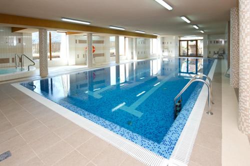 Bazén v ubytovaní Apartament Bajeczna Góra Zakopane alebo v jeho blízkosti
