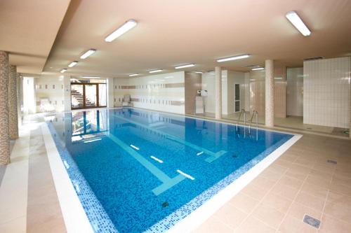 una grande piscina in un grande edificio di Apartament Bajeczna Góra Zakopane a Zakopane