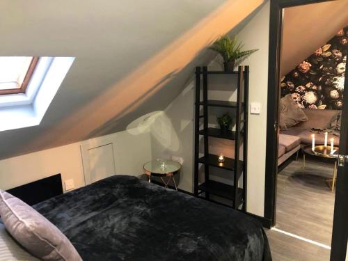 En eller flere senge i et værelse på Boutique Loft Apartment