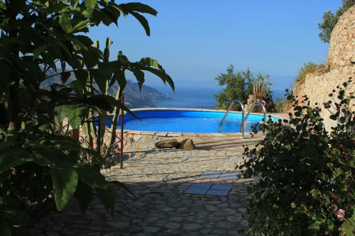 Ein Swimmingpool mit dem Meer im Hintergrund in der Unterkunft Villa Almoezia Charming B&B in Taormina