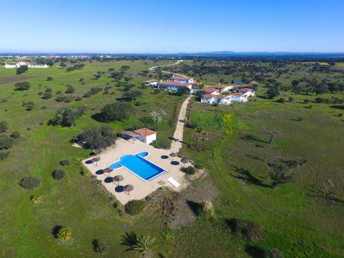 - une vue aérienne sur un grand domaine avec une piscine dans l'établissement Change The World - Herdade Monte do Peral, à Montes Juntos