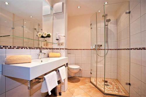 Phòng tắm tại Hotel Am Rehberg garni