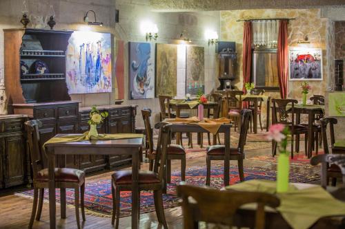 A restaurant or other place to eat at Karlık Evi Hotel - Special Category