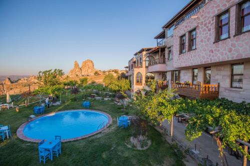 una vista aérea de un patio del complejo con piscina en Karlık Evi Hotel - Special Category en Uchisar